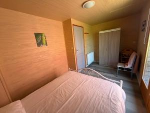 a bedroom with a bed in a room at Le chant des oiseaux chambre pour quatre à quelques minutes de la Baie de Somme entre nature mer et télétravail in Nibas