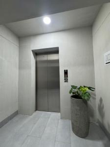 a hallway with a door and a potted plant at Student Site - Coliving Hotel in Montería