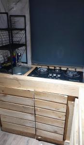 a kitchen with a stove and a sink at Cabaña Ecologica Huinganes in Machalí