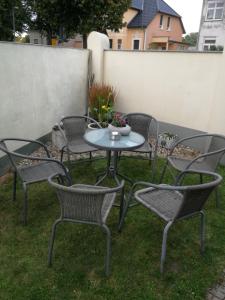 a table and chairs sitting on the grass at Lindenblüte in Seehausen