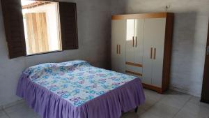 a bedroom with a bed and a window at Villa Penelope in Paracuru