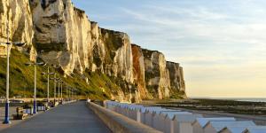 a road next to a cliff with a beach at Le chant des oiseaux chambre pour quatre à quelques minutes de la Baie de Somme entre nature mer et télétravail in Nibas