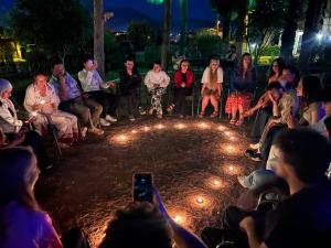 eine Menschenmenge, die sich abends eine Show ansieht in der Unterkunft Kaizen Gate Hotel in Oludeniz