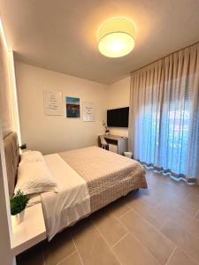 a bedroom with a bed and a desk and a television at Linea d Orizzonte in Francavilla al Mare