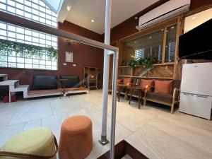 a lobby with a waiting room with a table and chairs at 上水民宿 in Chiayi City