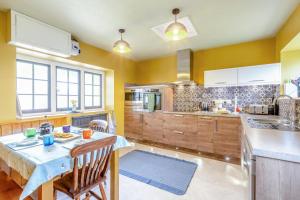 a kitchen with a table with chairs and a table sidx sidx sidx at 2 Bed in Minehead oc-77363 in Withypool