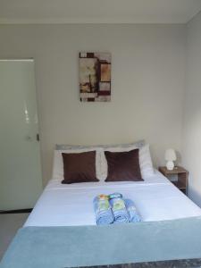 two water bottles sitting on top of a bed at Pousada Jardim de Pedras in Pancas