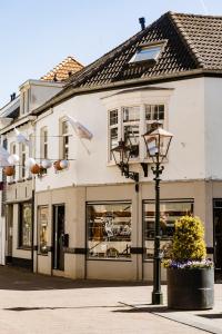a building with a street light in front of it at bijDorien in Gennep