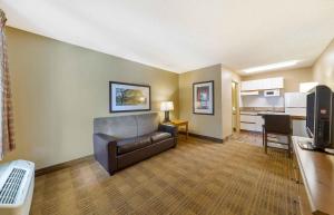a living room with a couch and a kitchen at Extended Stay America Suites - Portland - Tigard in Tigard