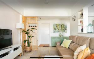 a living room with a couch and a tv at Quarto confortável in Amadora