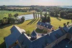 an aerial view of a large building with a lake at Le Manoir de Kerbot in Sarzeau