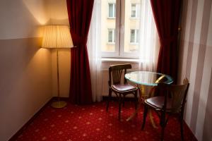 a room with a table and chairs and a window at Hotel Viki in Vienna