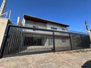 a black fence in front of a house at Hospedaria Campinas in Campinas