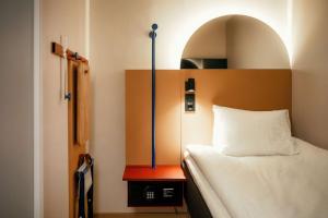 ein Schlafzimmer mit einem Bett, über dem sich ein Bogen befindet in der Unterkunft Scandic Go, Sankt Eriksgatan 20 in Stockholm