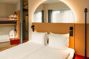 ein Schlafzimmer mit einem Bett, über dem sich ein Bogen befindet in der Unterkunft Scandic Go, Sankt Eriksgatan 20 in Stockholm