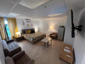 an aerial view of a bedroom with a bed and a couch at Appartement 1 - OUEST in Rimouski