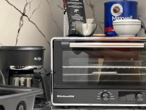 a toaster oven sitting on top of a counter at Appartement 1 - OUEST in Rimouski
