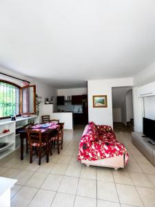 a living room with a table and a bed at Casa Maddalena in Monteriggioni