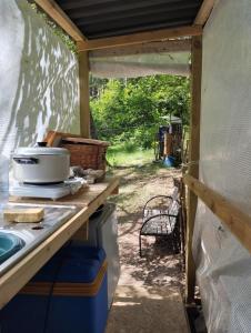 an outside view of a kitchen with a counter and a table at La Ramie in Marat