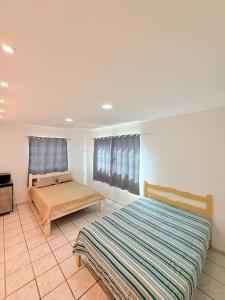 a bedroom with two beds in a room at casa em jacumã in Conde