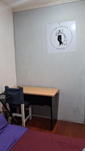 a desk in a room with a chair and a picture on the wall at CHE LOLITA HOUSE 2 in Buenos Aires
