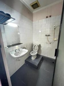 a bathroom with a toilet and a sink at Wisma Pakuan Syariah Hotel in Bogor +41 photos