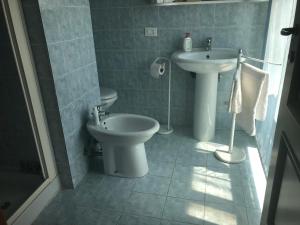 a bathroom with a toilet and a sink at Casavacanze da Mari in Tivoli Terme