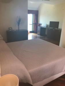 a bedroom with a large bed in a room at Casavacanze da Mari in Tivoli Terme