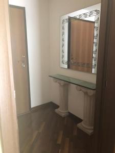 a bathroom with a sink and a mirror on the wall at Casavacanze da Mari in Tivoli Terme