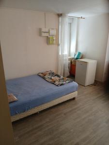 a small bedroom with a bed in a room at Appartement entier in Montmarault