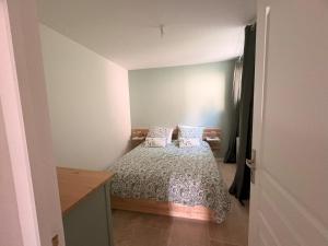 a small bedroom with a bed in a room at Entre Loire & Château in Chaumont-sur-Loire