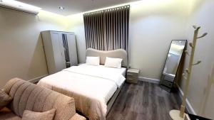 a hotel room with a bed and a chair at الجوهره حائل in Hail