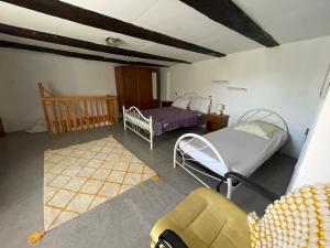 a room with two beds and a couch at Le refuge du templier in Plaisance