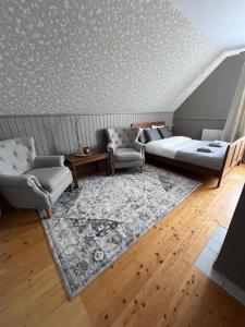 a living room with a couch and two chairs at 2ÕDE Kodumajutus in Hullo