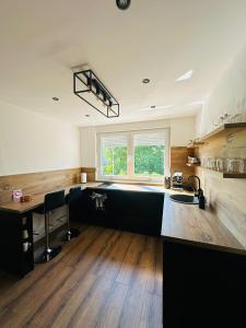 eine Küche mit Arbeitsplatte, Spüle und Fenster in der Unterkunft Apartman Evelissima Brčko in Brčko + 11 Fotos