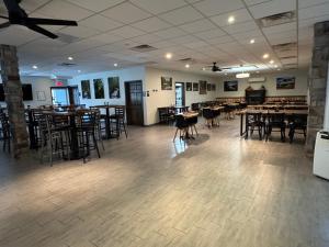 a dining room with tables and chairs in a room at Raystown Country Lodge in Huntingdon