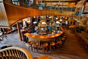 una vista aérea de un bar en un restaurante en Viimsi Spa & Waterpark, en Tallin