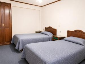 two beds in a hotel room with two at B&B Recoleta in Sucre