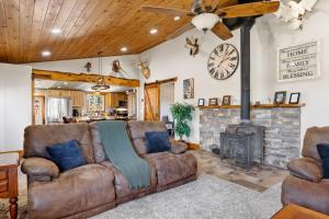 a living room with a couch and a fireplace at Zebra Ranch 16-guest Compound Mtn Vuspapkl Bal in Prescott