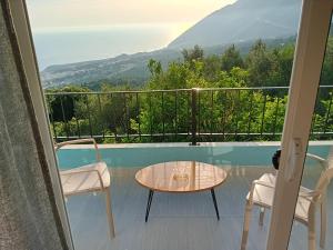 a balcony with a table and chairs and a view at Panorama Palace 1 in Palasë