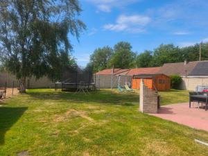 a yard with a picnic table and a picnic table at Emplacement de tente in Hardinghen