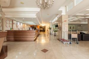 a lobby of a hospital with a waiting area and a lobby at Tri Hotel Executive Santa Maria in Santa Maria +24 photos