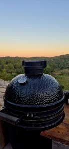 a black pot sitting on top of a wooden table at Casa Utopia in Miravet