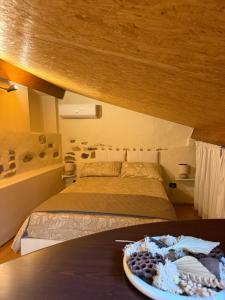 a bedroom with a bed and a plate of grapes on a table at Casa Dani - terrazza relax, parcheggio gratuito e comfort a due passi da Oneglia in Imperia
