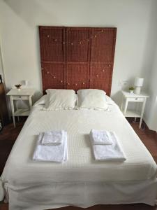 a bed with two towels on it with two tables at Casa Rivendell in Ladrido