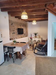 a kitchen and living room with a table and chairs at Casa Rivendell in Ladrido