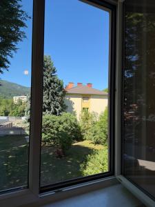 a window with a view of a yard at Helena City Apartment in Leoben