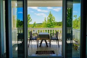 a patio with a table and chairs on a balcony at Neni apartament in Velipojë