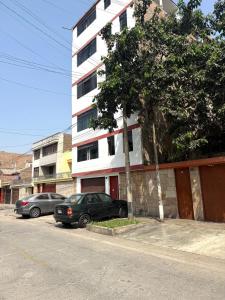 two cars parked in front of a building at Comodidad en un solo lugar in Lima