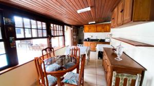 a kitchen and dining room with a table and chairs at Pousada Mercador in Paraty